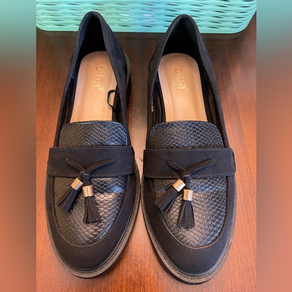 Diba Women's Black Round Toe Tassel shoes. Faux Suede/Leather - Picture 3 of 8